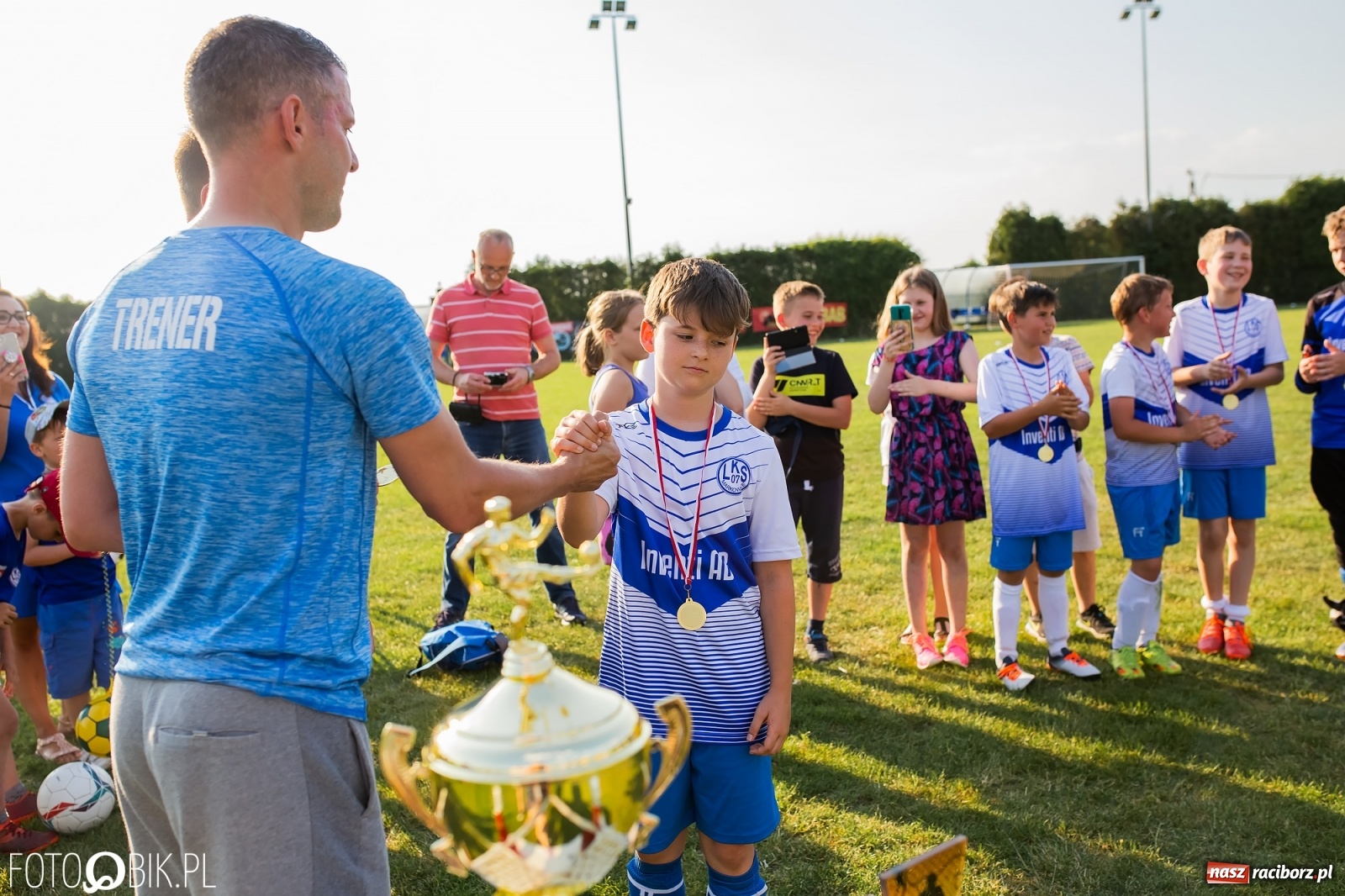 Zdjęcie w galerii na portalu naszraciborz.pl: Puchar, medale i szampan. LKS 07 Markowice mistrzem ligi orlików [FOTO] wiadomości z regionu
