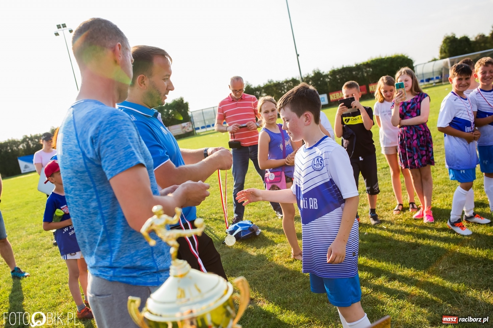 Zdjęcie w galerii na portalu naszraciborz.pl: Puchar, medale i szampan. LKS 07 Markowice mistrzem ligi orlików [FOTO] wiadomości z regionu