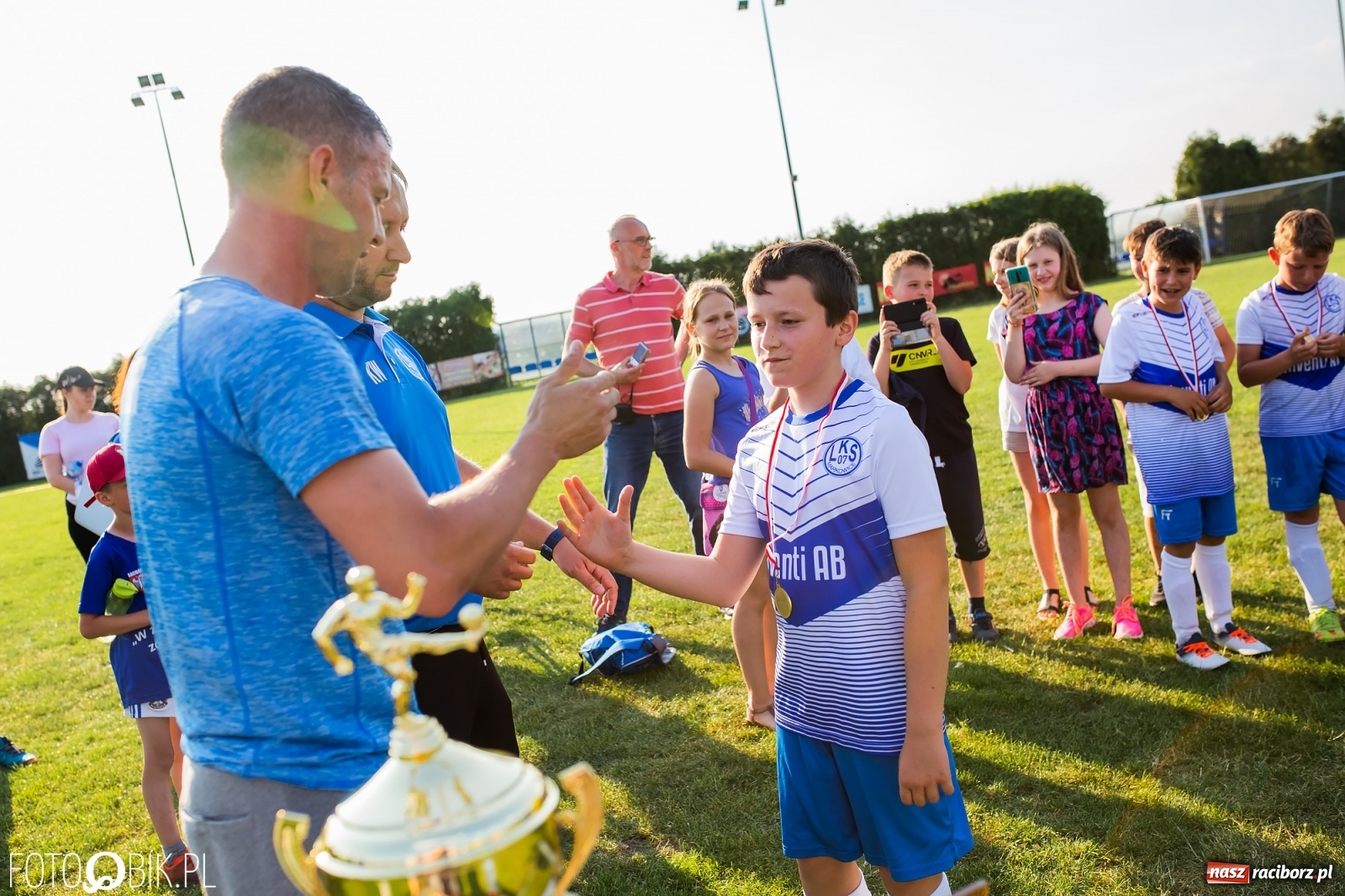 Zdjęcie w galerii na portalu naszraciborz.pl: Puchar, medale i szampan. LKS 07 Markowice mistrzem ligi orlików [FOTO] wiadomości z regionu