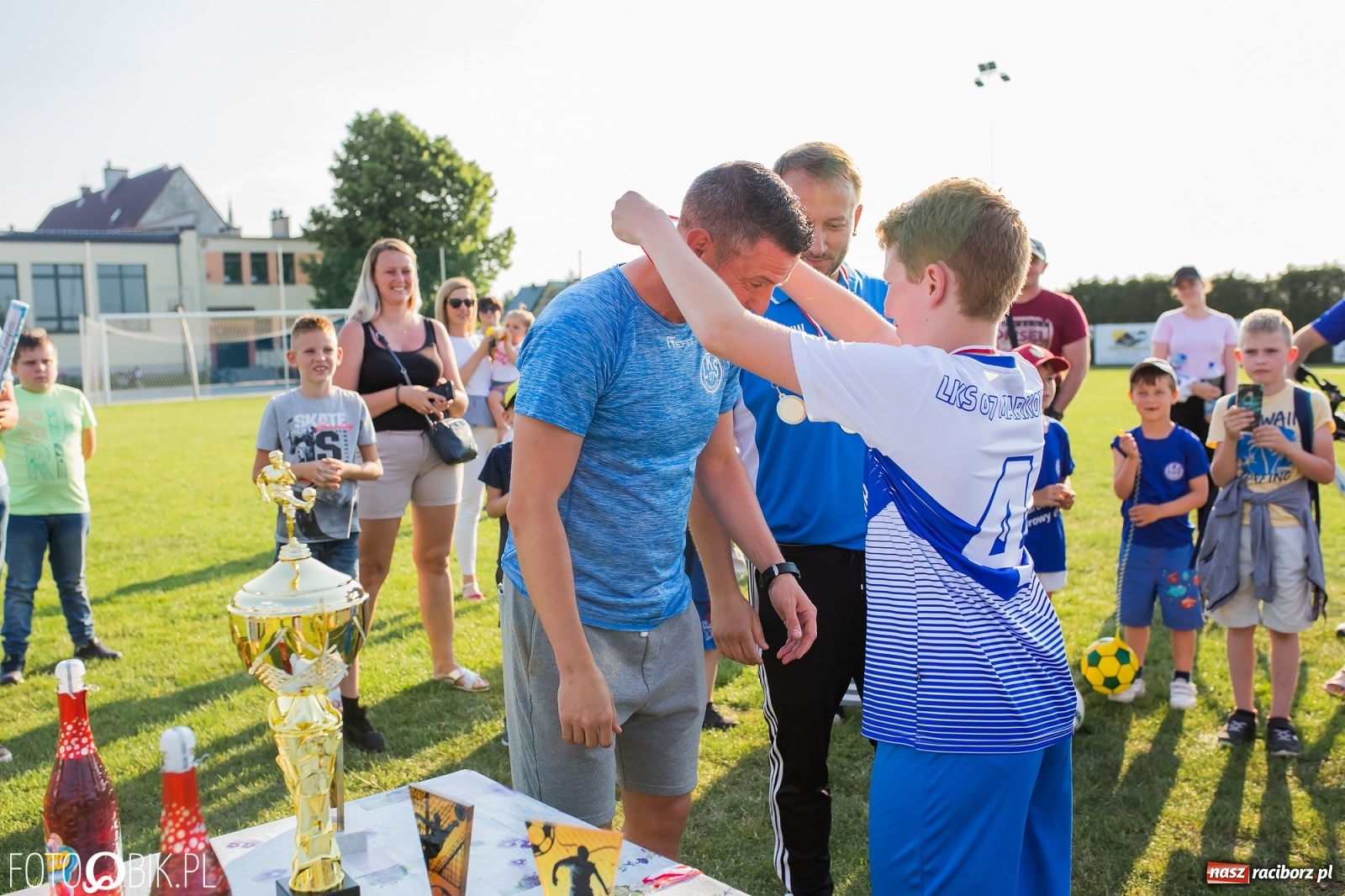 Zdjęcie w galerii na portalu naszraciborz.pl: Puchar, medale i szampan. LKS 07 Markowice mistrzem ligi orlików [FOTO] wiadomości z regionu