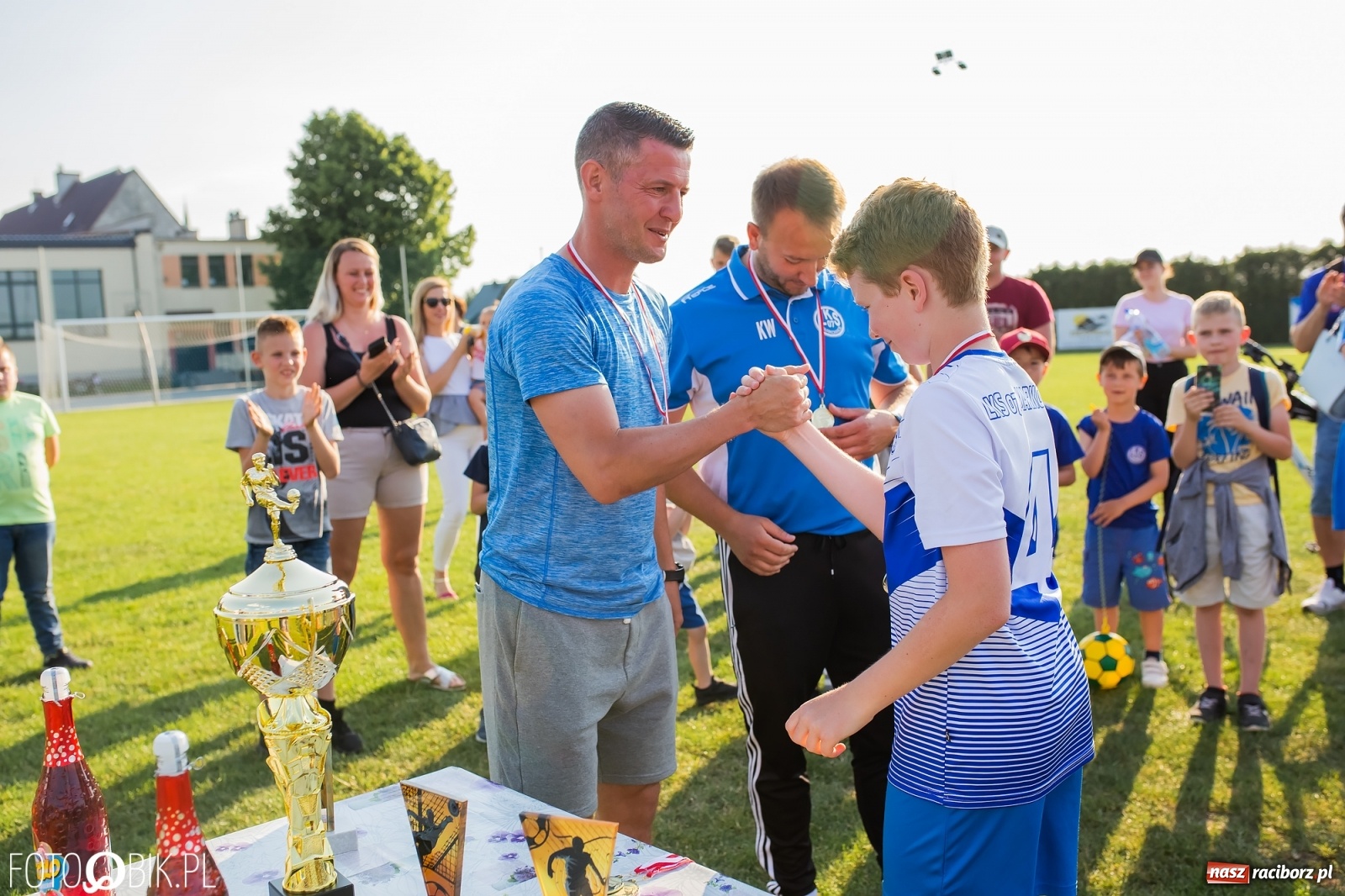Zdjęcie w galerii na portalu naszraciborz.pl: Puchar, medale i szampan. LKS 07 Markowice mistrzem ligi orlików [FOTO] wiadomości z regionu