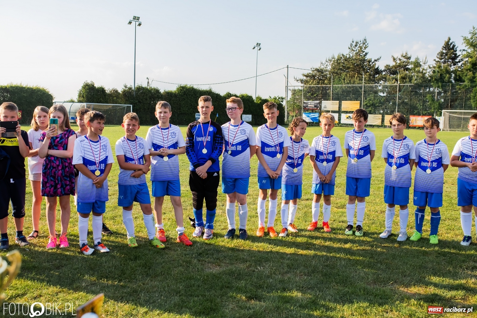 Zdjęcie w galerii na portalu naszraciborz.pl: Puchar, medale i szampan. LKS 07 Markowice mistrzem ligi orlików [FOTO] wiadomości z regionu