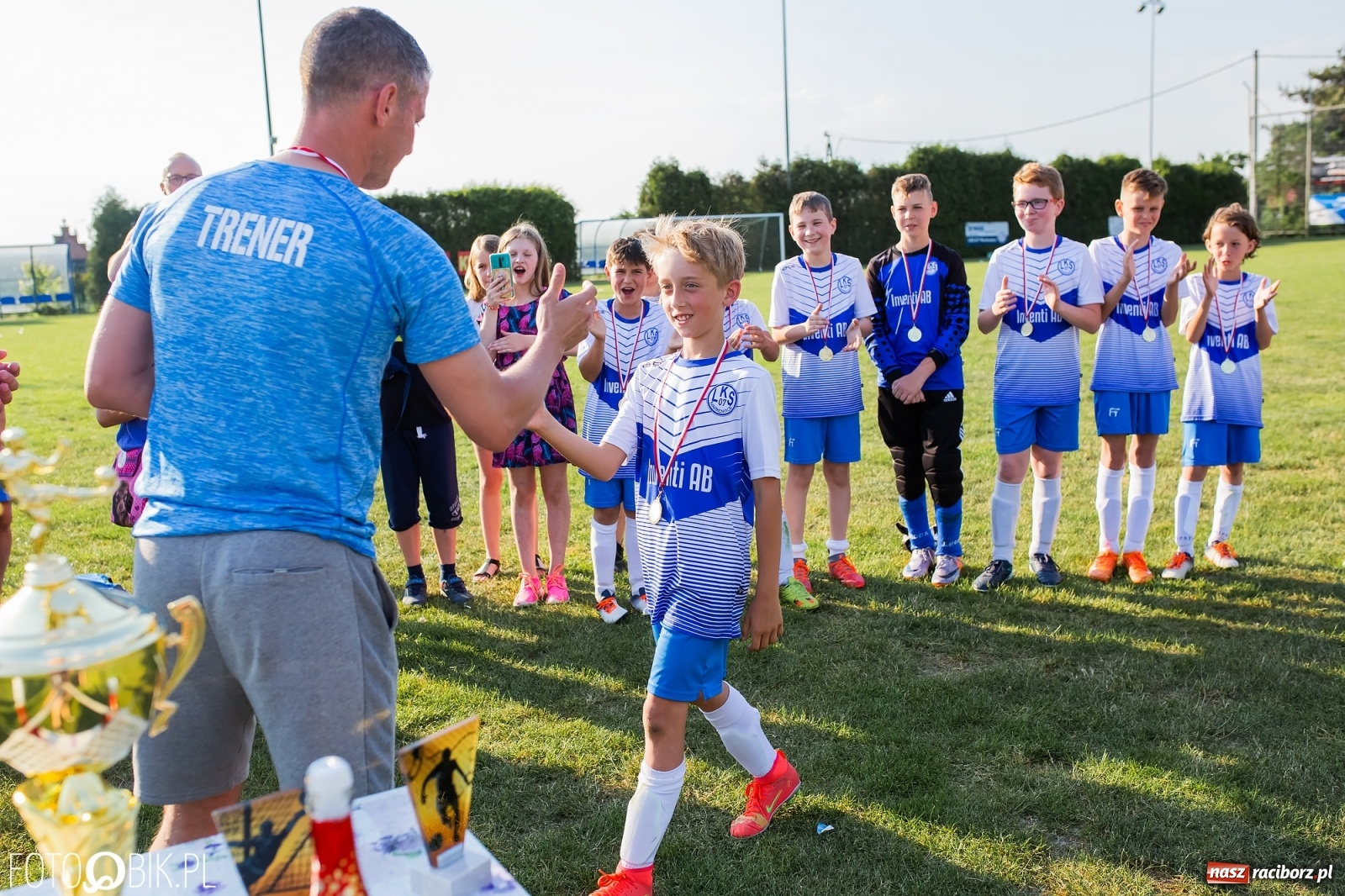 Zdjęcie w galerii na portalu naszraciborz.pl: Puchar, medale i szampan. LKS 07 Markowice mistrzem ligi orlików [FOTO] wiadomości z regionu