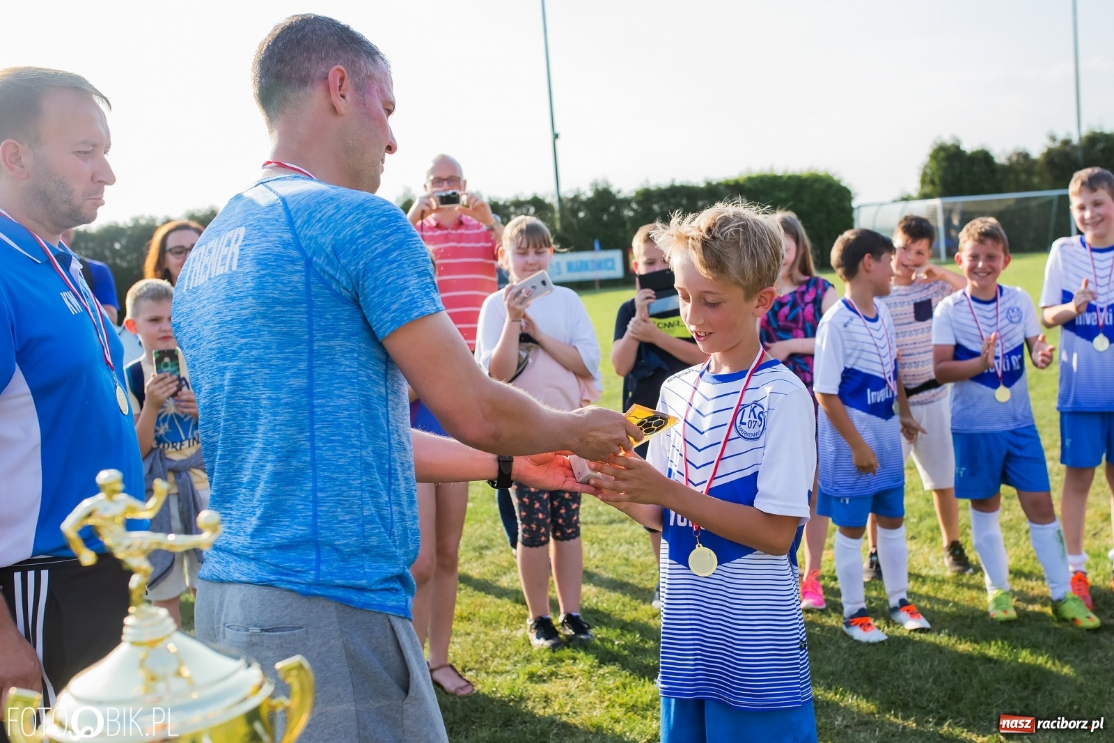 Zdjęcie w galerii na portalu naszraciborz.pl: Puchar, medale i szampan. LKS 07 Markowice mistrzem ligi orlików [FOTO] wiadomości z regionu