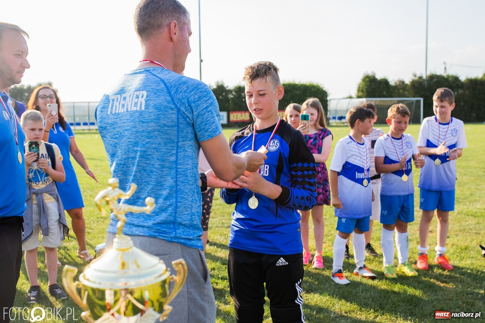 Zdjęcie w galerii na portalu naszraciborz.pl: Puchar, medale i szampan. LKS 07 Markowice mistrzem ligi orlików [FOTO] wiadomości z regionu