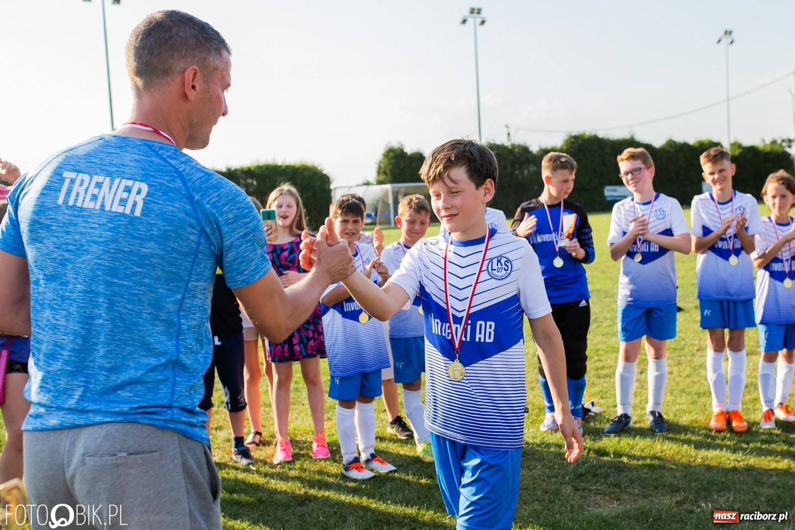 Zdjęcie w galerii na portalu naszraciborz.pl: Puchar, medale i szampan. LKS 07 Markowice mistrzem ligi orlików [FOTO] wiadomości z regionu