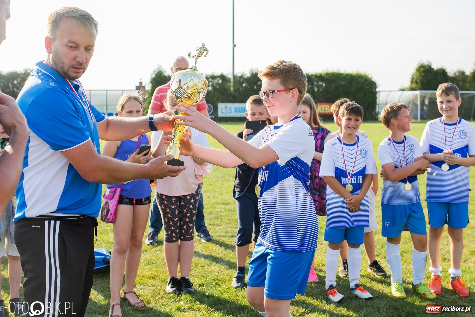 Zdjęcie w galerii na portalu naszraciborz.pl: Puchar, medale i szampan. LKS 07 Markowice mistrzem ligi orlików [FOTO] wiadomości z regionu