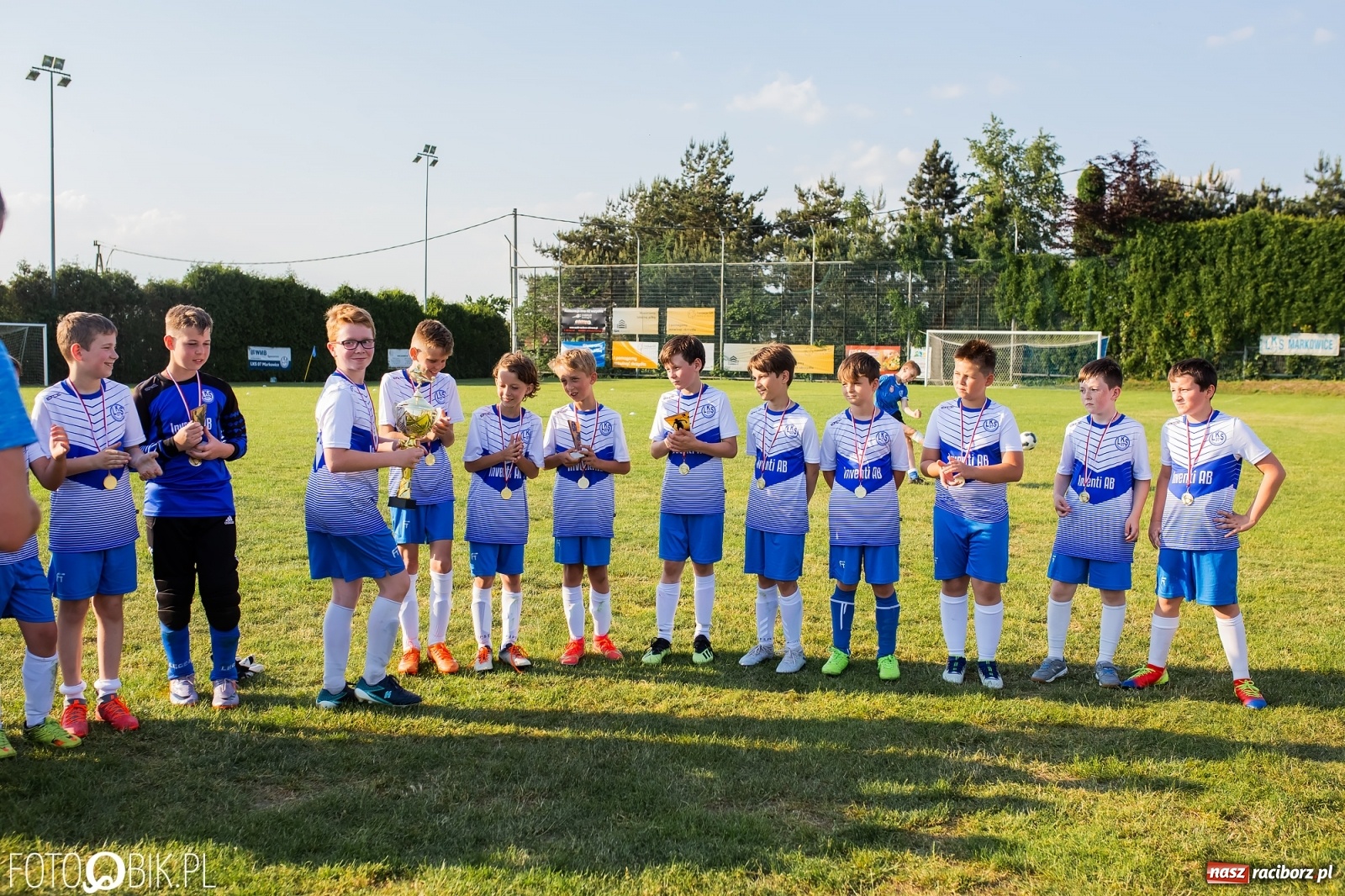 Zdjęcie w galerii na portalu naszraciborz.pl: Puchar, medale i szampan. LKS 07 Markowice mistrzem ligi orlików [FOTO] wiadomości z regionu