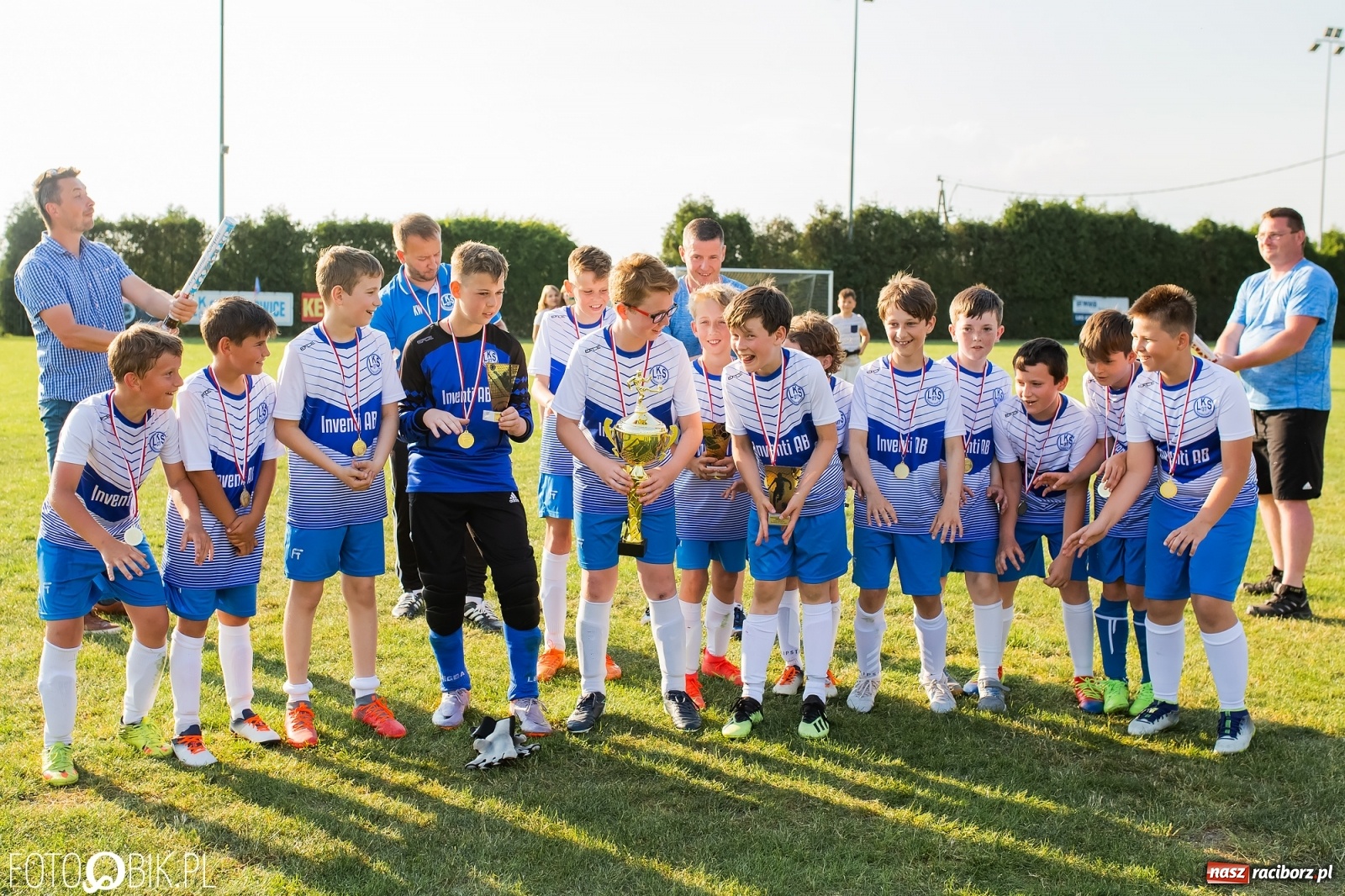 Zdjęcie w galerii na portalu naszraciborz.pl: Puchar, medale i szampan. LKS 07 Markowice mistrzem ligi orlików [FOTO] wiadomości z regionu