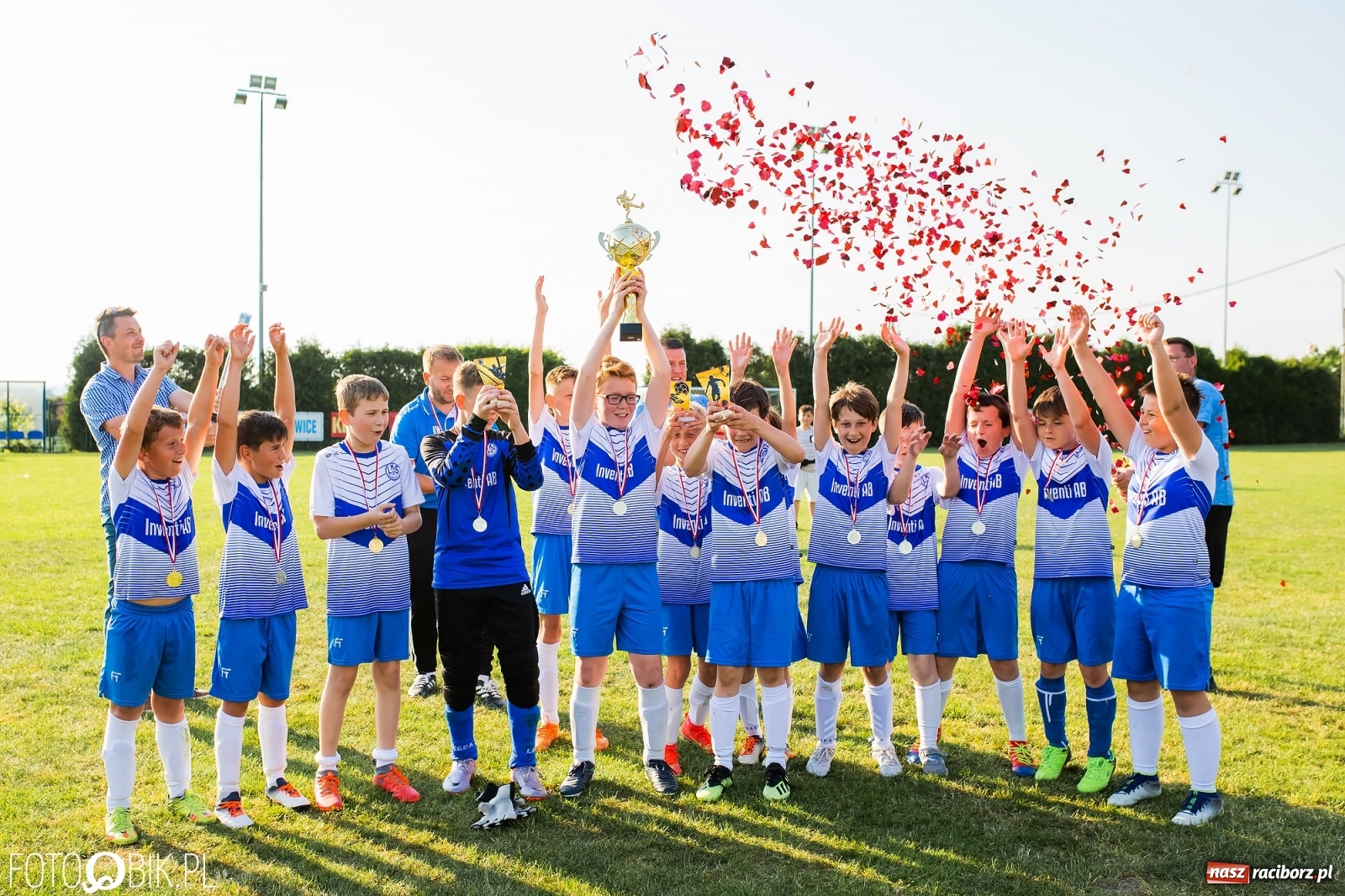 Zdjęcie w galerii na portalu naszraciborz.pl: Puchar, medale i szampan. LKS 07 Markowice mistrzem ligi orlików [FOTO] wiadomości z regionu