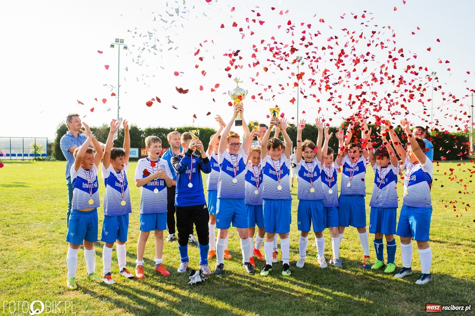 Zdjęcie w galerii na portalu naszraciborz.pl: Puchar, medale i szampan. LKS 07 Markowice mistrzem ligi orlików [FOTO] wiadomości z regionu