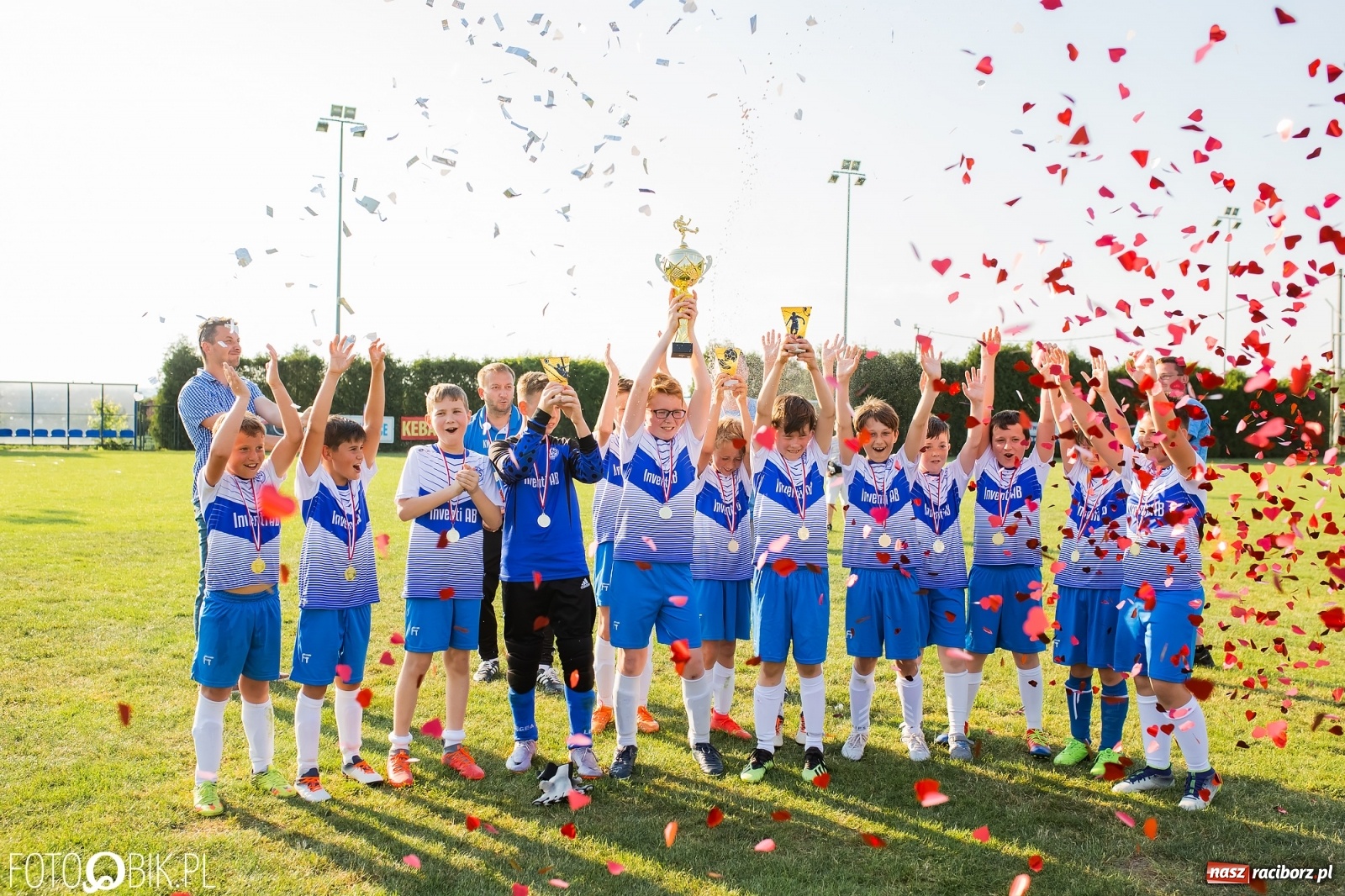 Zdjęcie w galerii na portalu naszraciborz.pl: Puchar, medale i szampan. LKS 07 Markowice mistrzem ligi orlików [FOTO] wiadomości z regionu