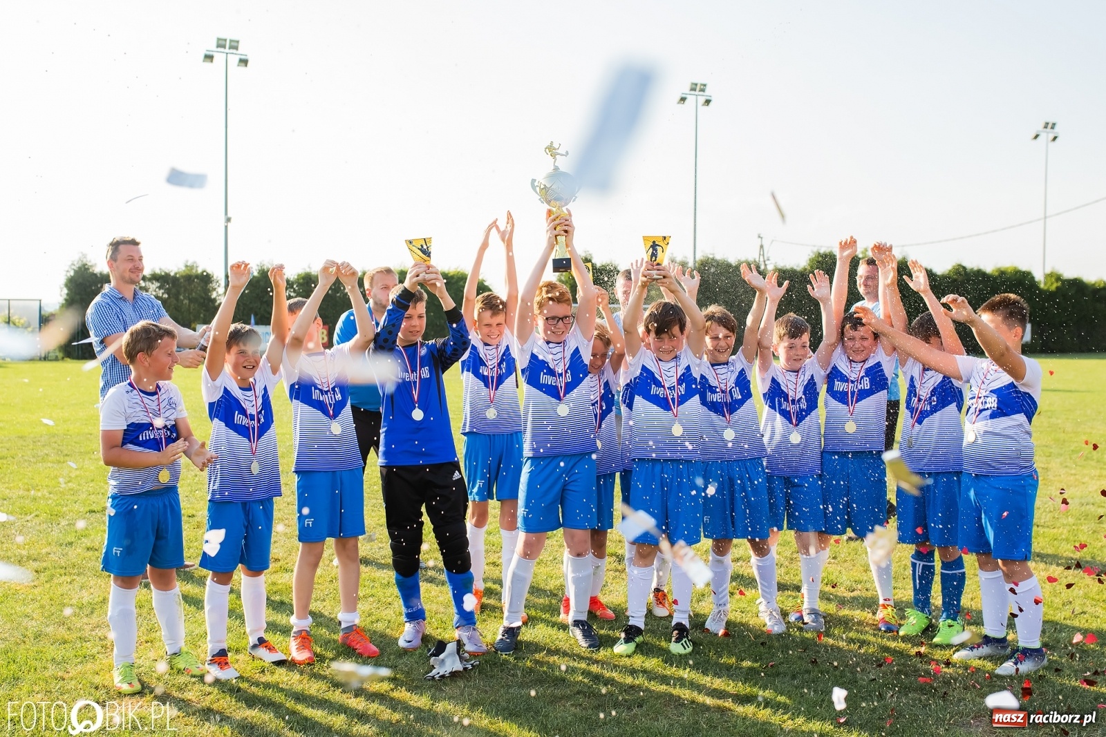 Zdjęcie w galerii na portalu naszraciborz.pl: Puchar, medale i szampan. LKS 07 Markowice mistrzem ligi orlików [FOTO] wiadomości z regionu