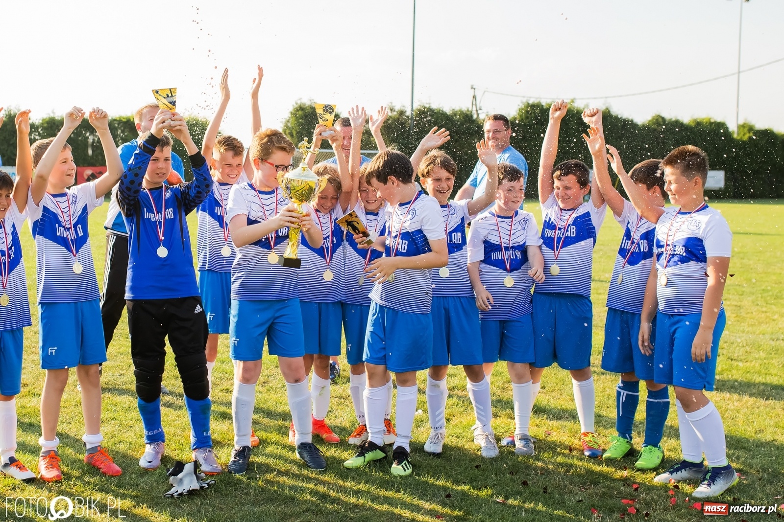 Zdjęcie w galerii na portalu naszraciborz.pl: Puchar, medale i szampan. LKS 07 Markowice mistrzem ligi orlików [FOTO] wiadomości z regionu