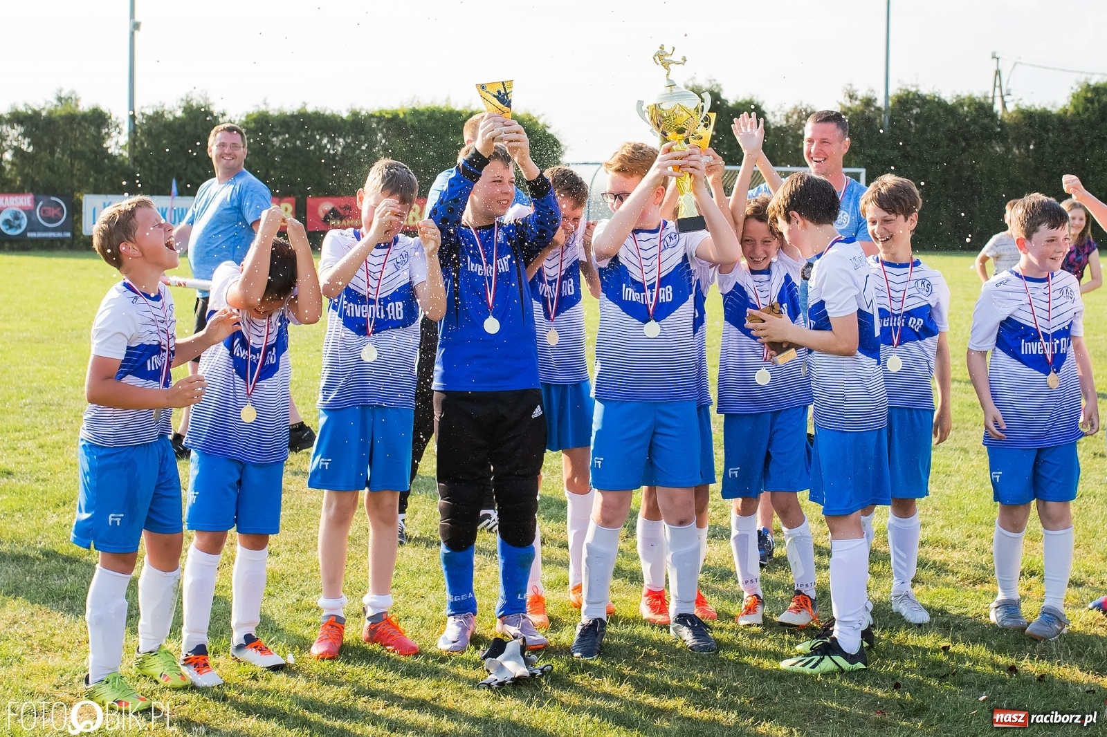 Zdjęcie w galerii na portalu naszraciborz.pl: Puchar, medale i szampan. LKS 07 Markowice mistrzem ligi orlików [FOTO] wiadomości z regionu