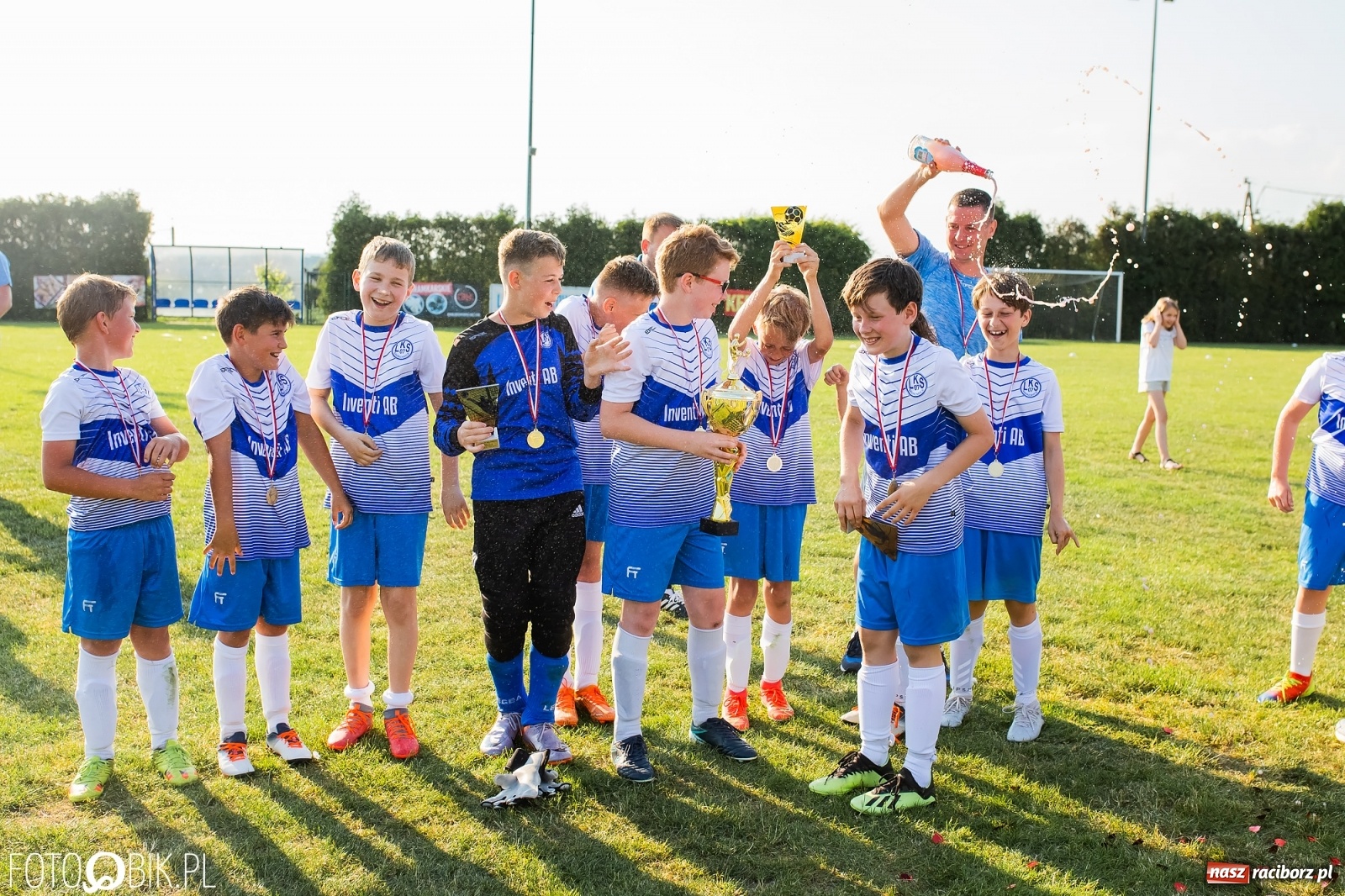 Zdjęcie w galerii na portalu naszraciborz.pl: Puchar, medale i szampan. LKS 07 Markowice mistrzem ligi orlików [FOTO] wiadomości z regionu