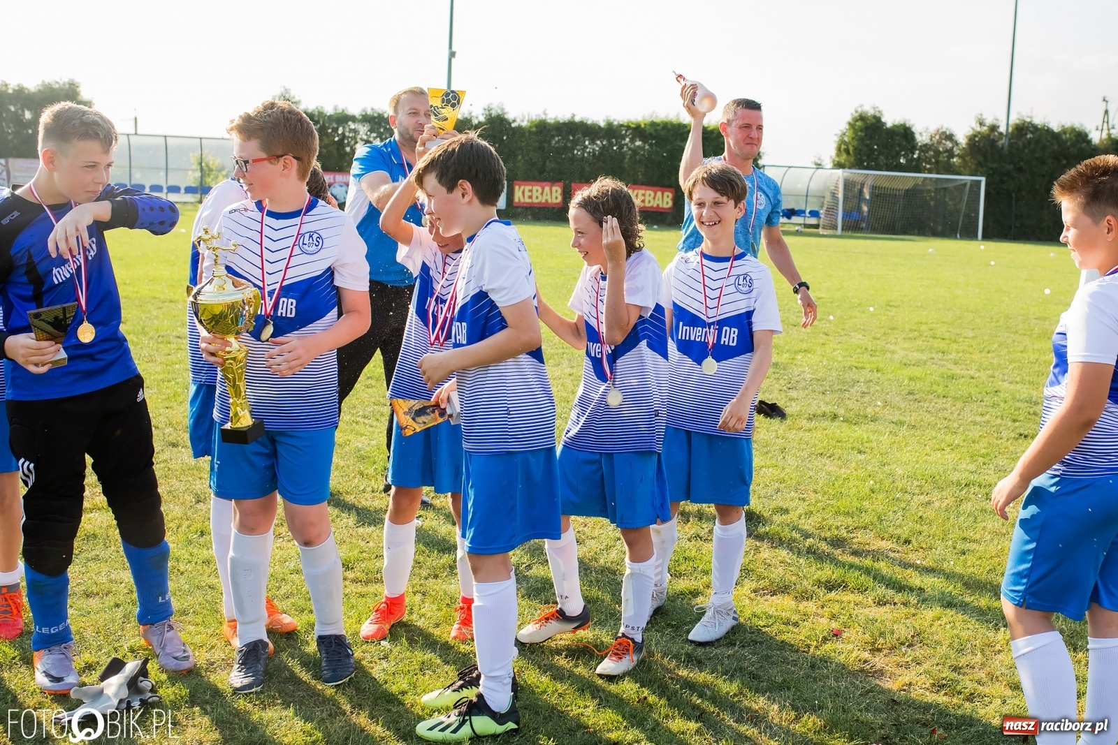 Zdjęcie w galerii na portalu naszraciborz.pl: Puchar, medale i szampan. LKS 07 Markowice mistrzem ligi orlików [FOTO] wiadomości z regionu
