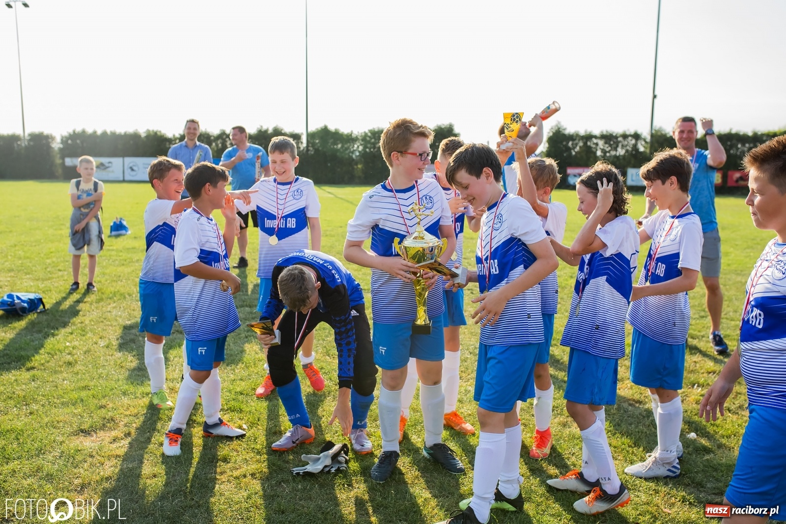 Zdjęcie w galerii na portalu naszraciborz.pl: Puchar, medale i szampan. LKS 07 Markowice mistrzem ligi orlików [FOTO] wiadomości z regionu