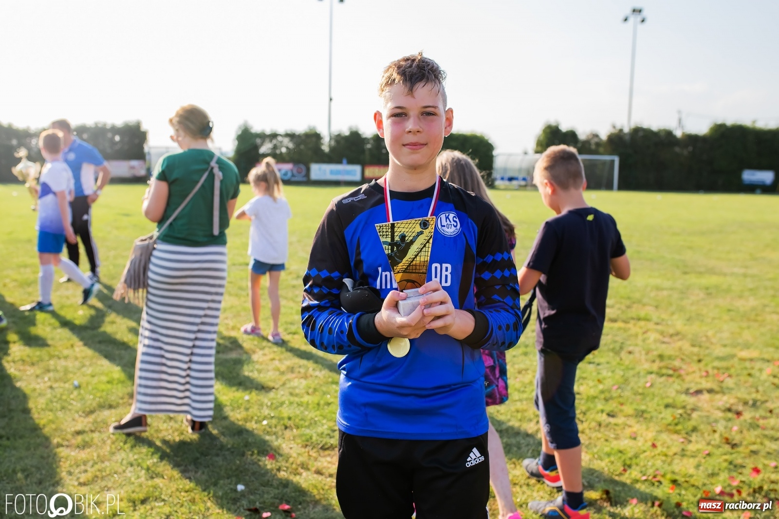 Zdjęcie w galerii na portalu naszraciborz.pl: Puchar, medale i szampan. LKS 07 Markowice mistrzem ligi orlików [FOTO] wiadomości z regionu