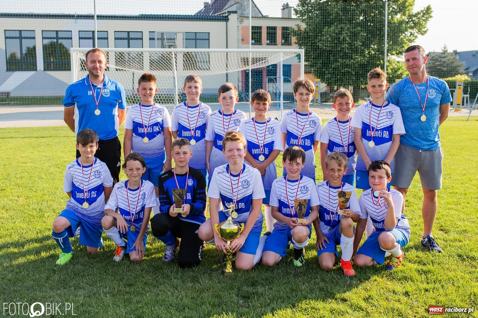 Zdjęcie w galerii na portalu naszraciborz.pl: Puchar, medale i szampan. LKS 07 Markowice mistrzem ligi orlików [FOTO] wiadomości z regionu