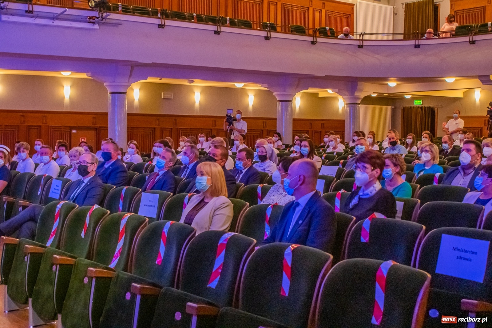 Zdjęcie w galerii na portalu naszraciborz.pl: Czepkowanie w raciborskiej PWSZ z udziałem ministra zdrowia wiadomości z regionu