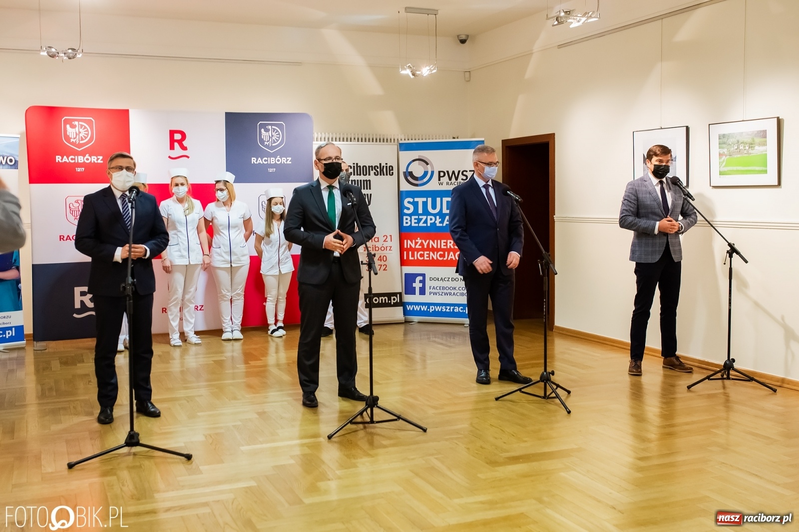 Zdjęcie w galerii na portalu naszraciborz.pl: Czepkowanie w raciborskiej PWSZ z udziałem ministra zdrowia wiadomości z regionu