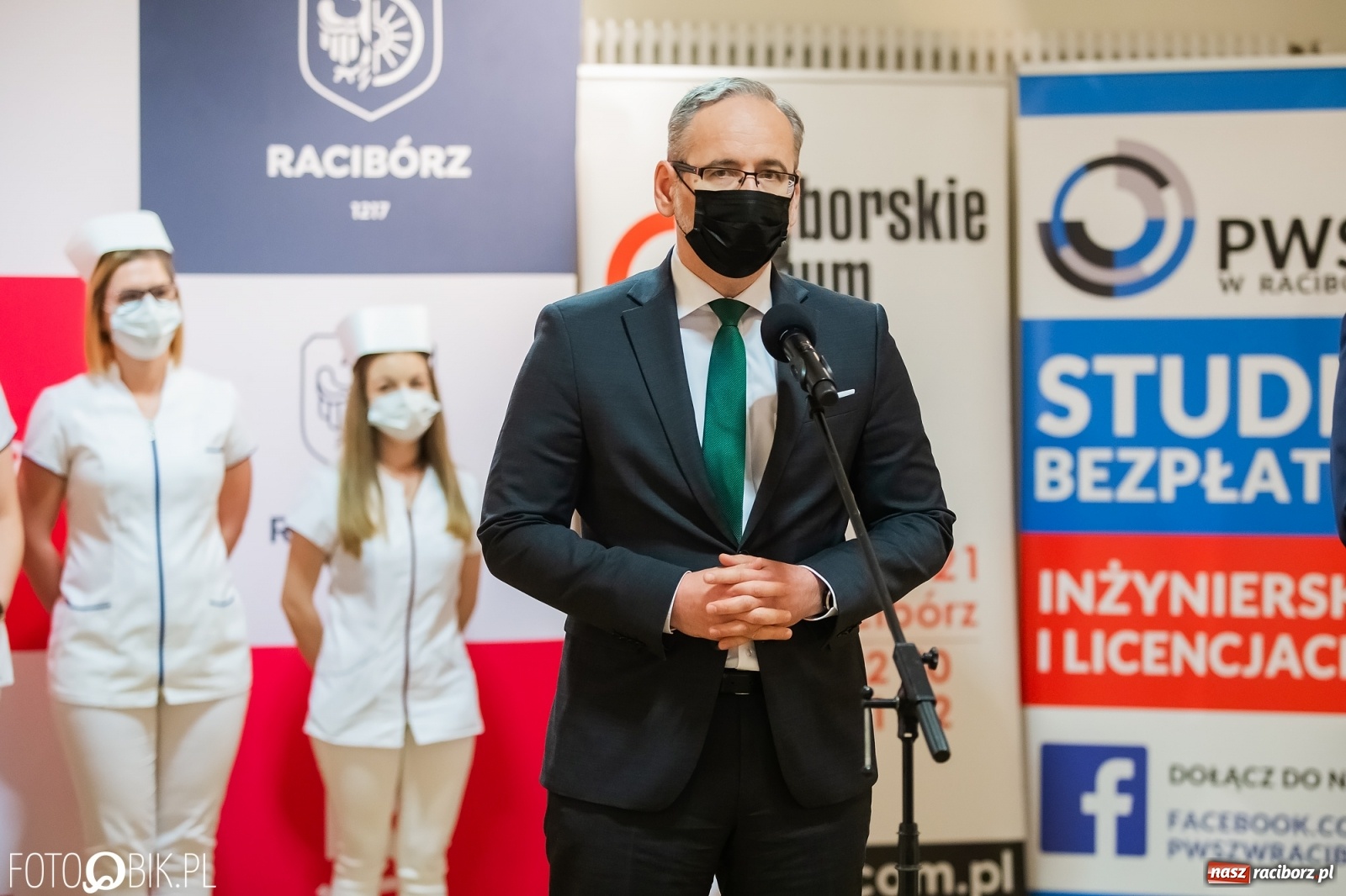 Zdjęcie w galerii na portalu naszraciborz.pl: Czepkowanie w raciborskiej PWSZ z udziałem ministra zdrowia wiadomości z regionu