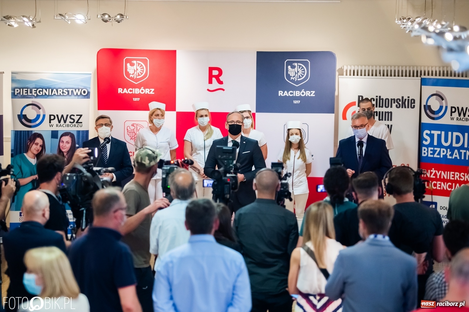 Zdjęcie w galerii na portalu naszraciborz.pl: Czepkowanie w raciborskiej PWSZ z udziałem ministra zdrowia wiadomości z regionu