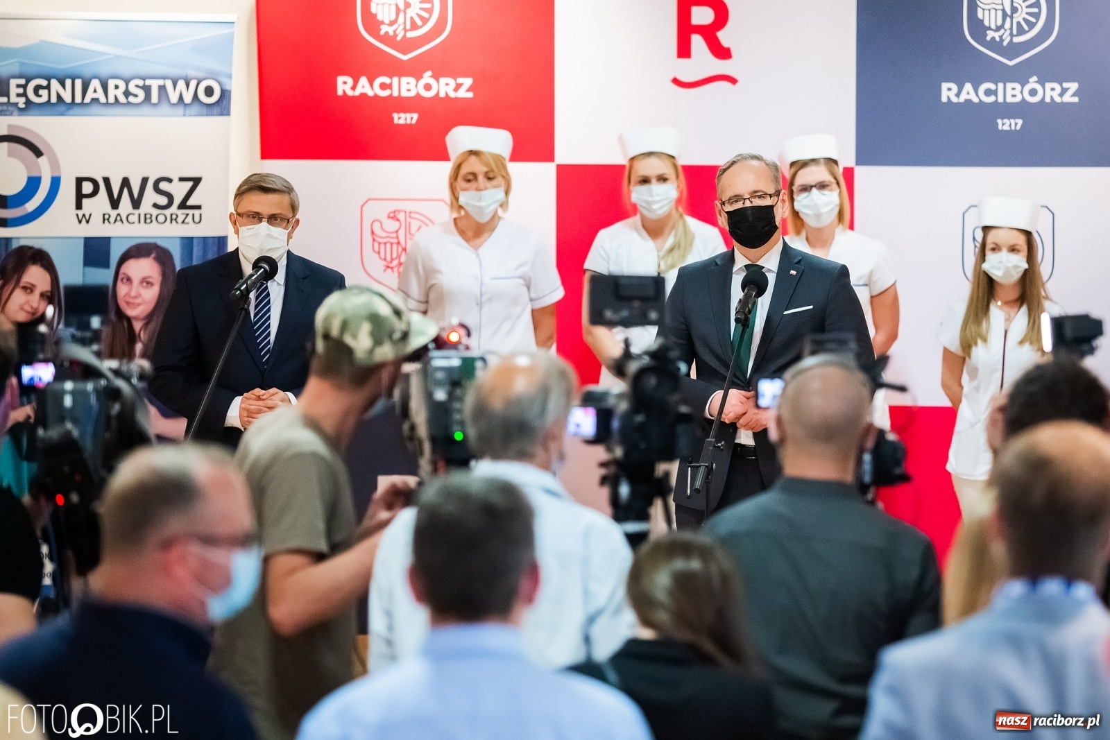 Zdjęcie w galerii na portalu naszraciborz.pl: Czepkowanie w raciborskiej PWSZ z udziałem ministra zdrowia wiadomości z regionu