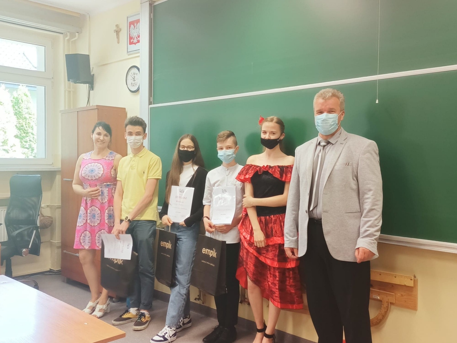 Zdjęcie w galerii na portalu naszraciborz.pl: W II LO konkurs hiszpańskiego na wesoło wiadomości z regionu