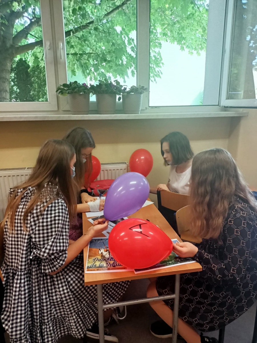 Zdjęcie w galerii na portalu naszraciborz.pl: W II LO konkurs hiszpańskiego na wesoło wiadomości z regionu