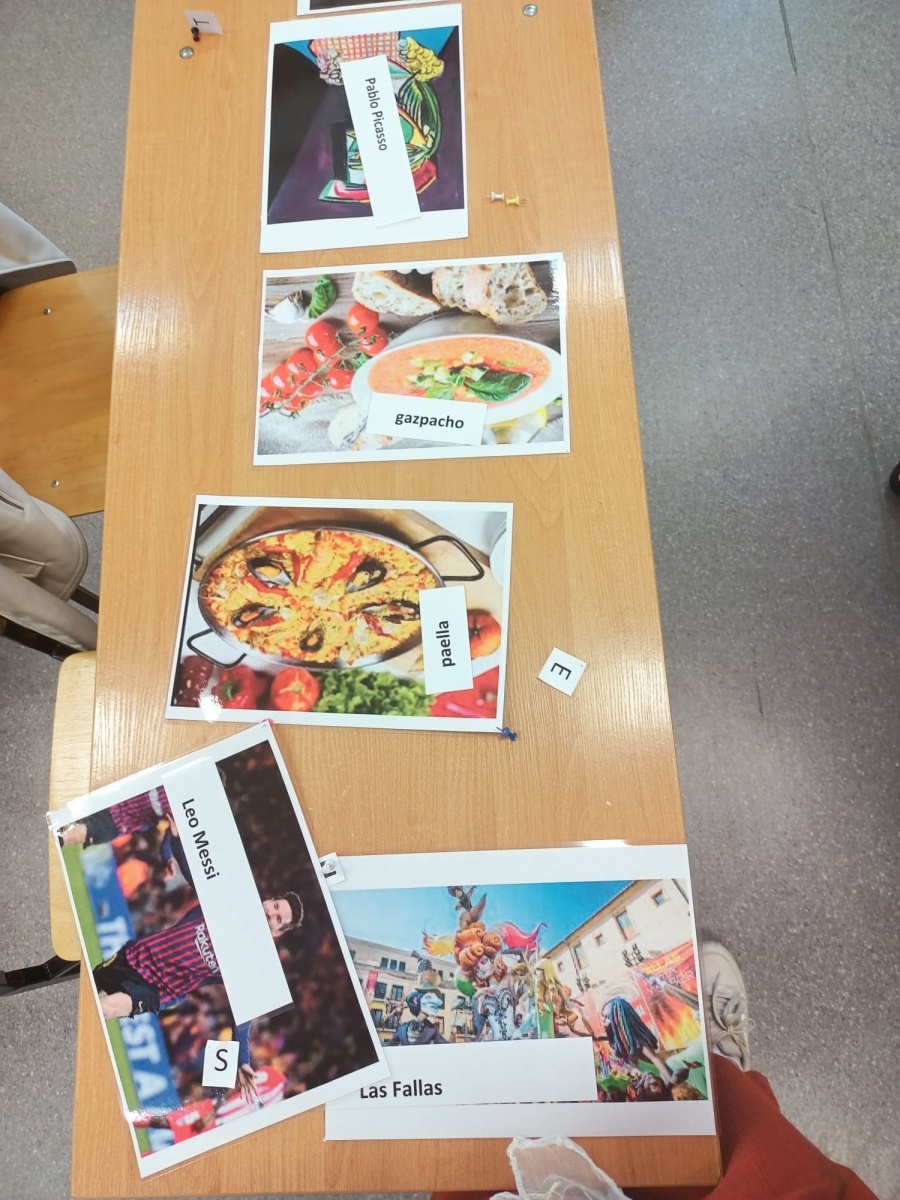 Zdjęcie w galerii na portalu naszraciborz.pl: W II LO konkurs hiszpańskiego na wesoło wiadomości z regionu