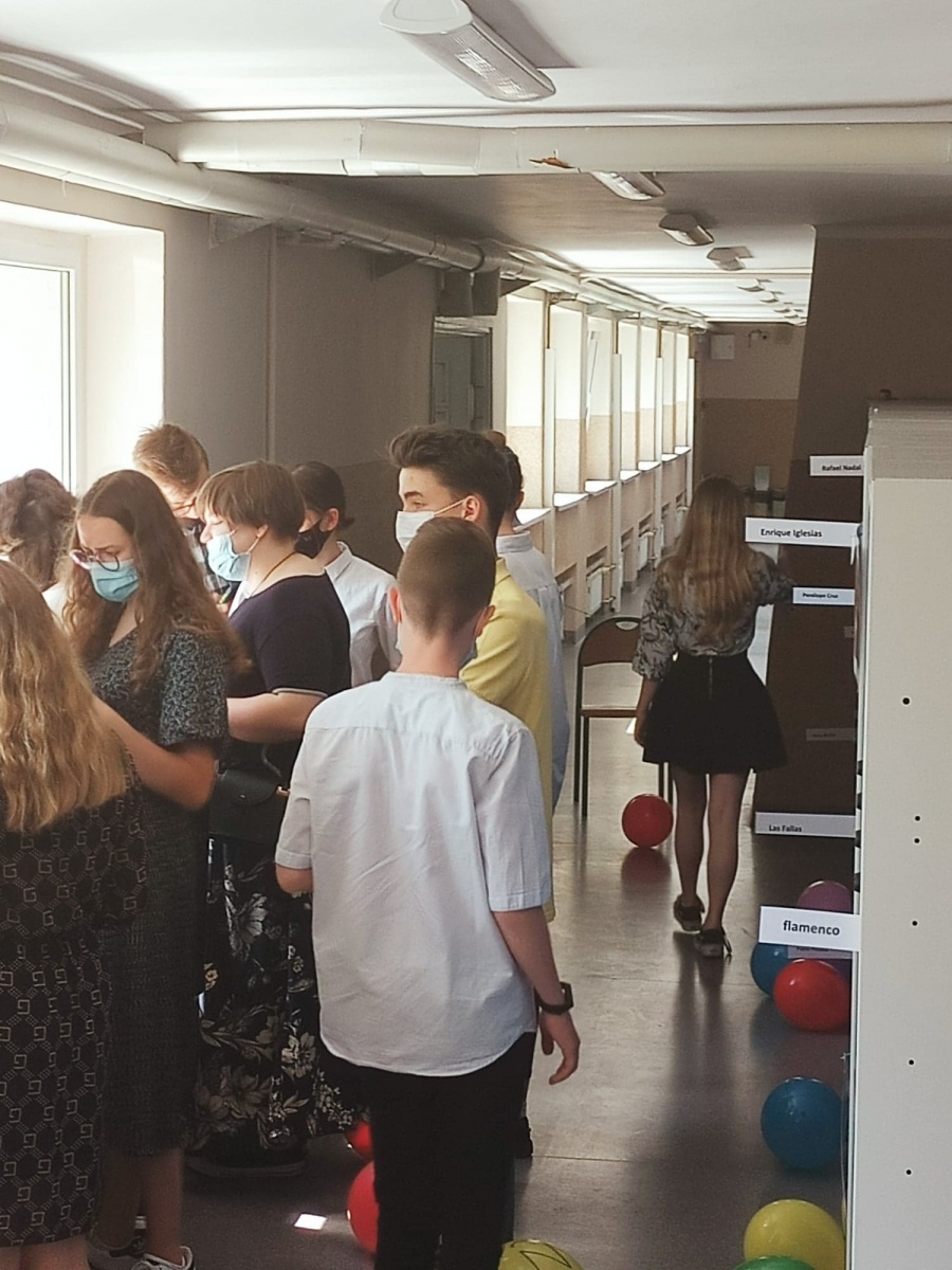 Zdjęcie w galerii na portalu naszraciborz.pl: W II LO konkurs hiszpańskiego na wesoło wiadomości z regionu