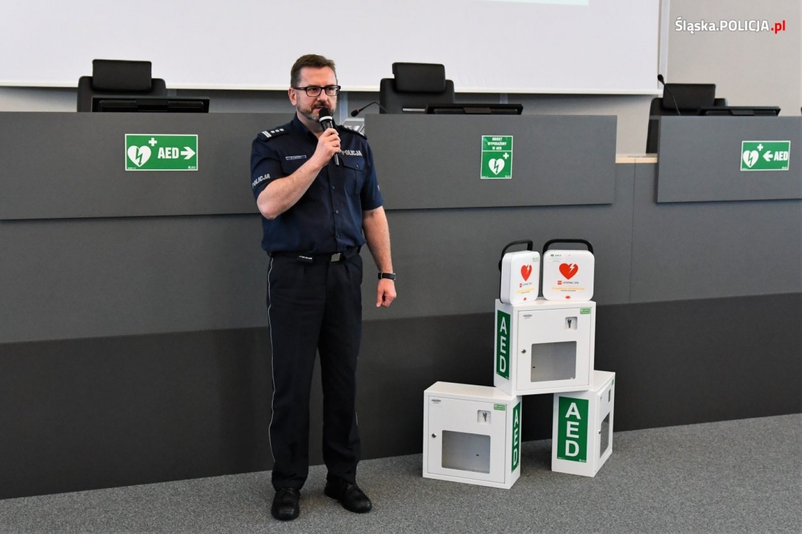 Zdjęcie w galerii na portalu naszraciborz.pl: Ratunek dla życia w zasięgu ręki. Defibrylator w każdej komendzie policji wiadomości z regionu
