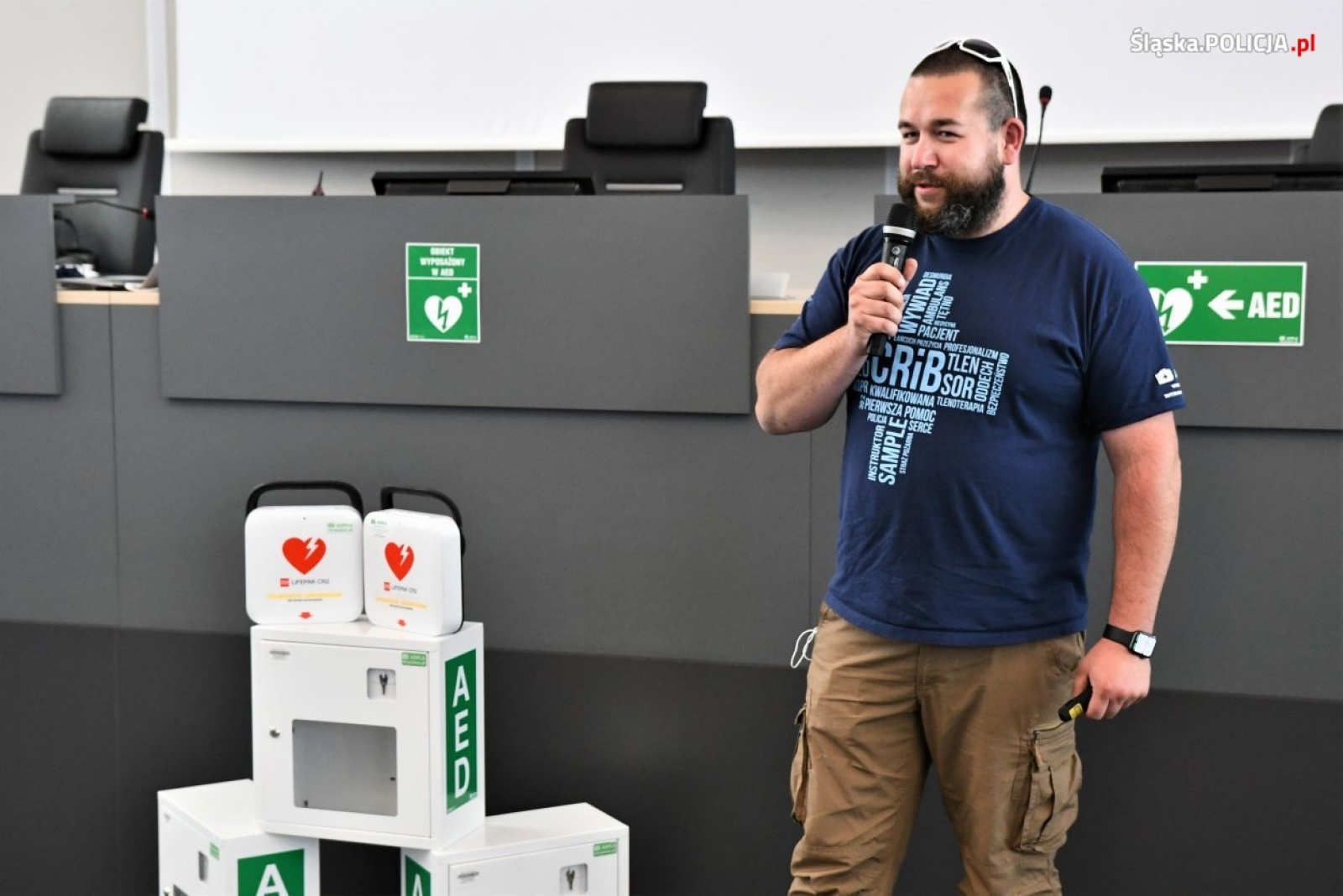 Zdjęcie w galerii na portalu naszraciborz.pl: Ratunek dla życia w zasięgu ręki. Defibrylator w każdej komendzie policji wiadomości z regionu
