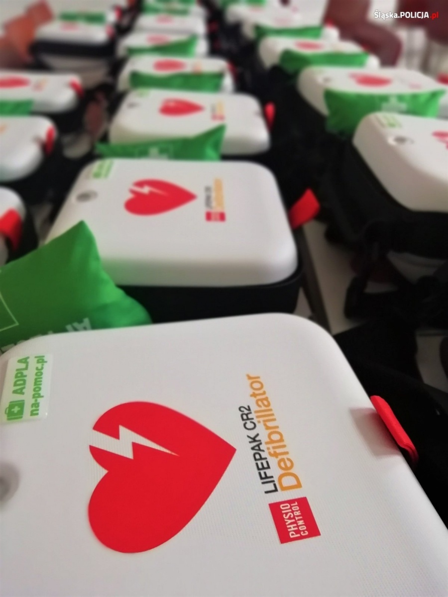 Zdjęcie w galerii na portalu naszraciborz.pl: Ratunek dla życia w zasięgu ręki. Defibrylator w każdej komendzie policji wiadomości z regionu