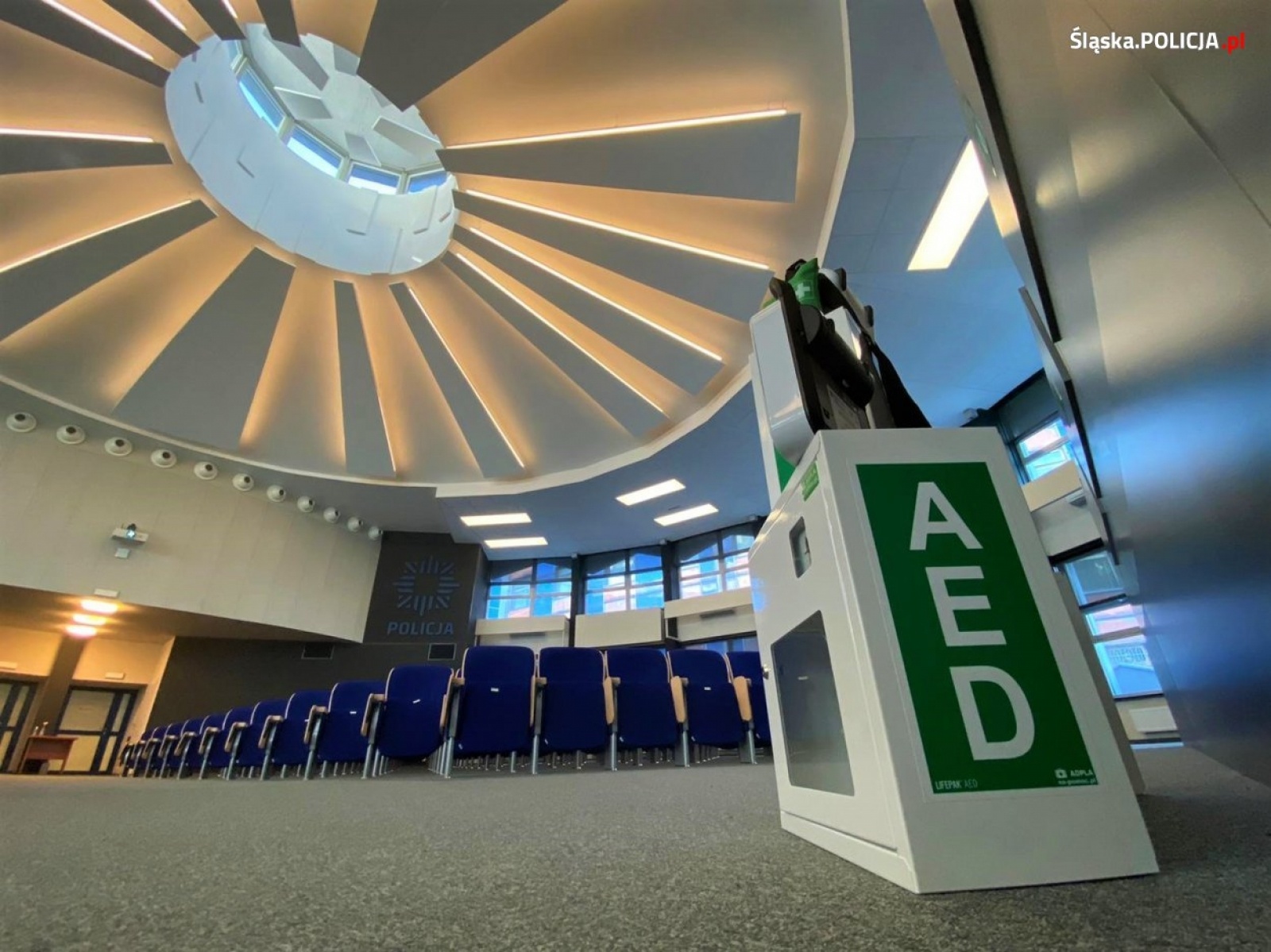 Zdjęcie w galerii na portalu naszraciborz.pl: Ratunek dla życia w zasięgu ręki. Defibrylator w każdej komendzie policji wiadomości z regionu