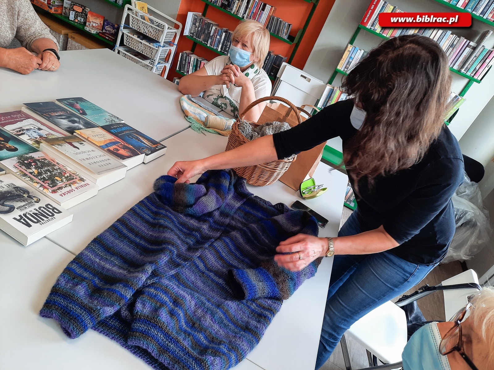 Zdjęcie w galerii na portalu naszraciborz.pl: Zrobione w domu, pokazane w bibliotece znów stacjonarnie! wiadomości z regionu
