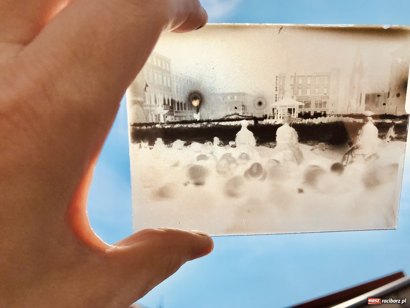 Zdjęcie w galerii na portalu naszraciborz.pl: Częściowe zaćmienie Słońca na tle dawnego Raciborza wiadomości z regionu