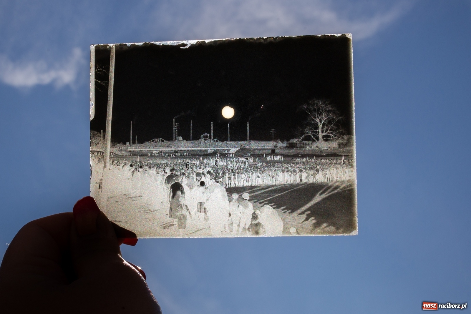 Zdjęcie w galerii na portalu naszraciborz.pl: Częściowe zaćmienie Słońca na tle dawnego Raciborza wiadomości z regionu