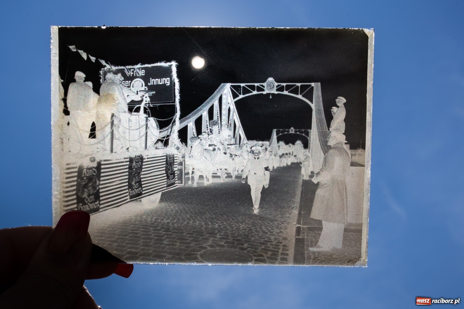 Zdjęcie w galerii na portalu naszraciborz.pl: Częściowe zaćmienie Słońca na tle dawnego Raciborza wiadomości z regionu