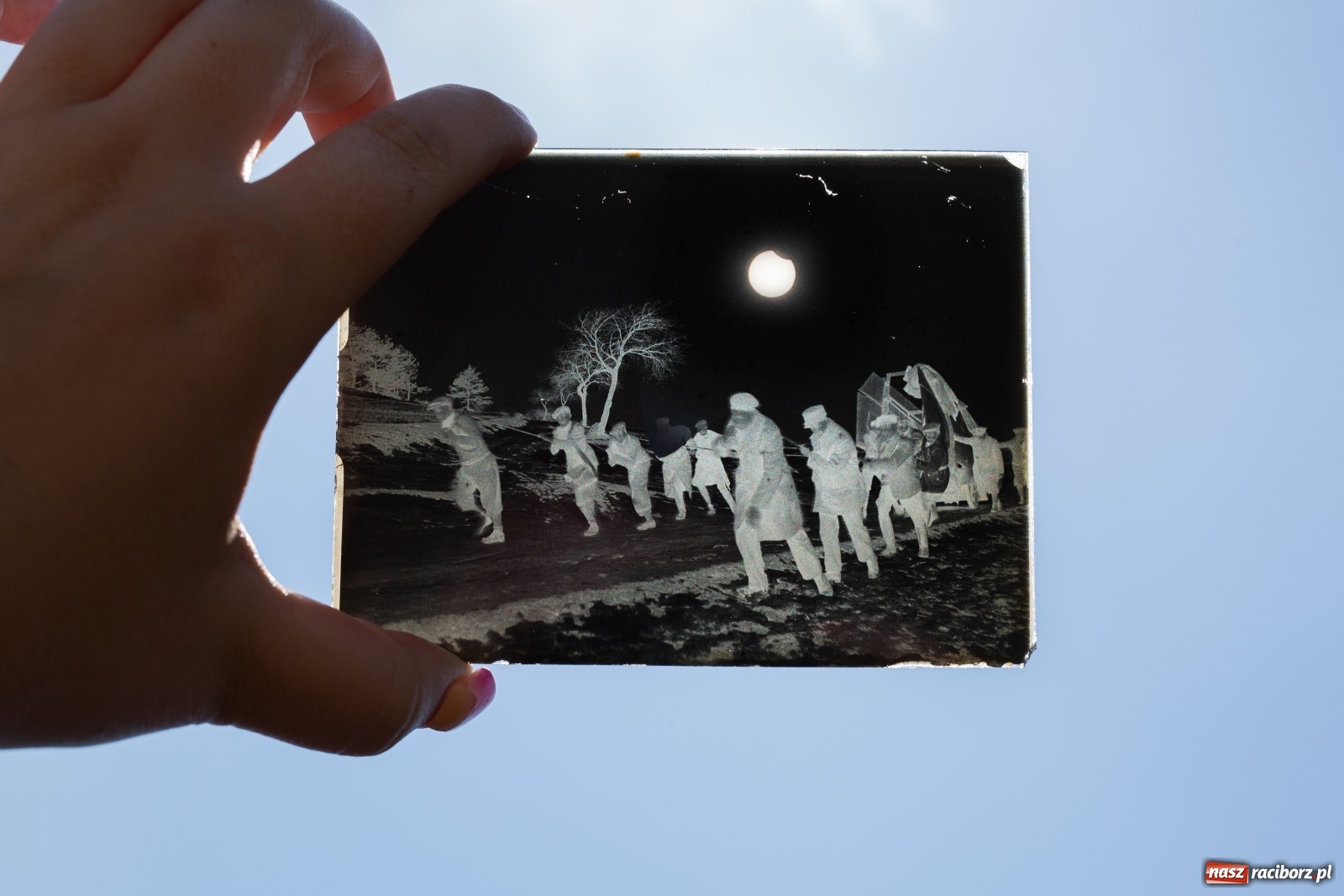 Zdjęcie w galerii na portalu naszraciborz.pl: Częściowe zaćmienie Słońca na tle dawnego Raciborza wiadomości z regionu