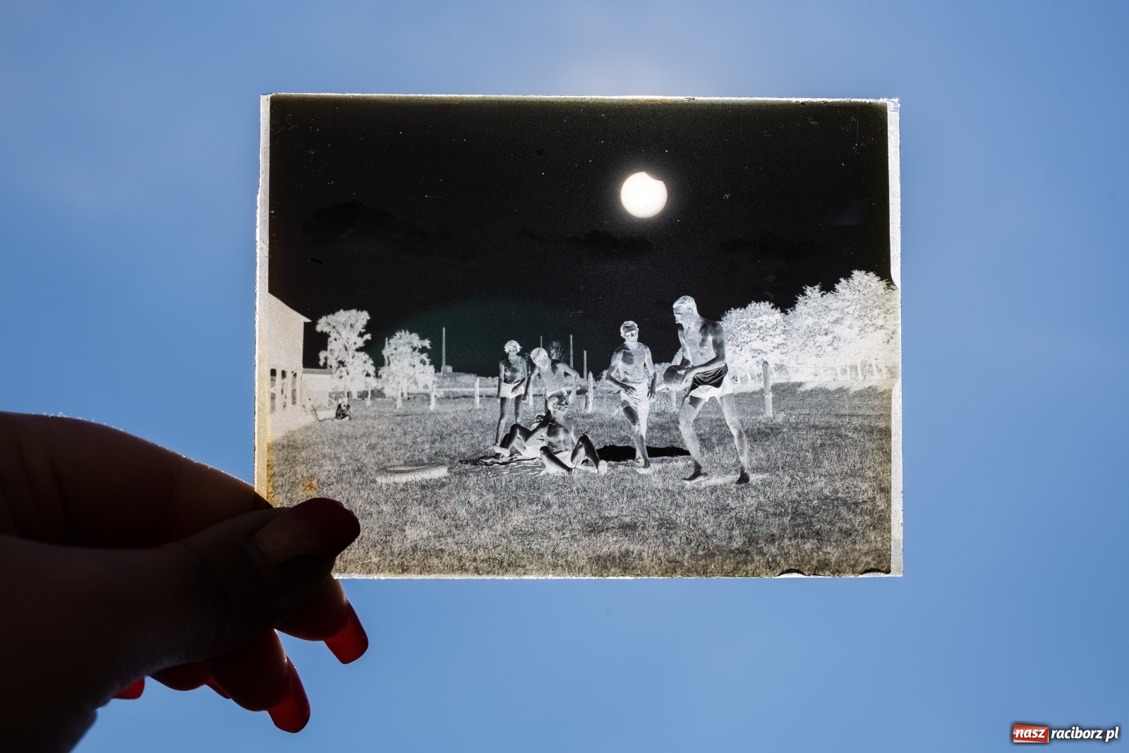 Zdjęcie w galerii na portalu naszraciborz.pl: Częściowe zaćmienie Słońca na tle dawnego Raciborza wiadomości z regionu