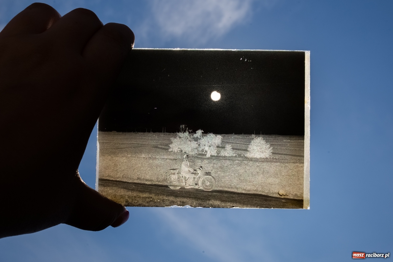 Zdjęcie w galerii na portalu naszraciborz.pl: Częściowe zaćmienie Słońca na tle dawnego Raciborza wiadomości z regionu