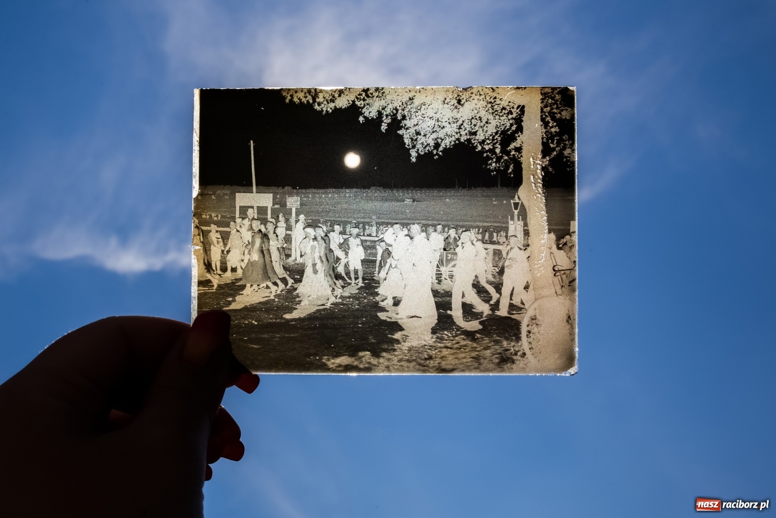 Zdjęcie w galerii na portalu naszraciborz.pl: Częściowe zaćmienie Słońca na tle dawnego Raciborza wiadomości z regionu