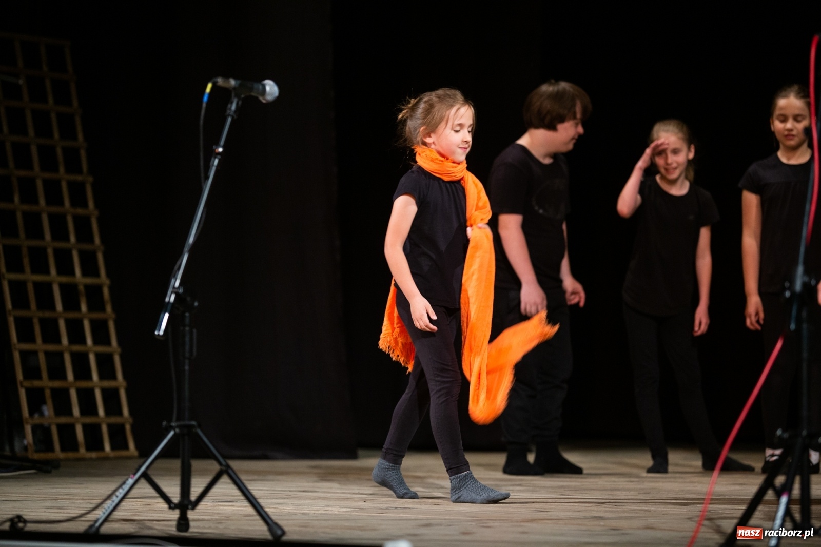 Zdjęcie w galerii na portalu naszraciborz.pl: Czwarta Ściana II na deskach sceny DK Strzecha wiadomości z regionu