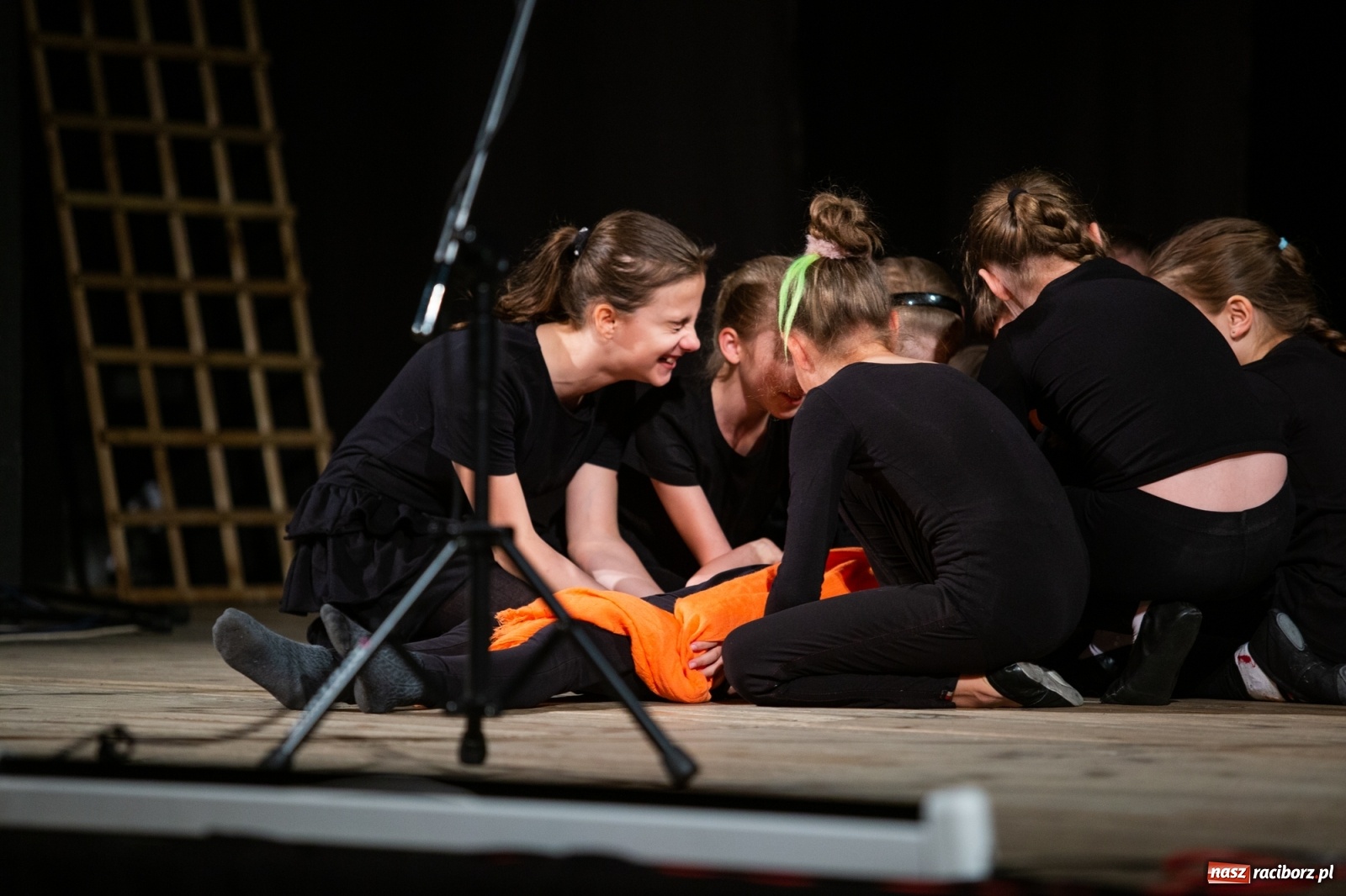 Zdjęcie w galerii na portalu naszraciborz.pl: Czwarta Ściana II na deskach sceny DK Strzecha wiadomości z regionu