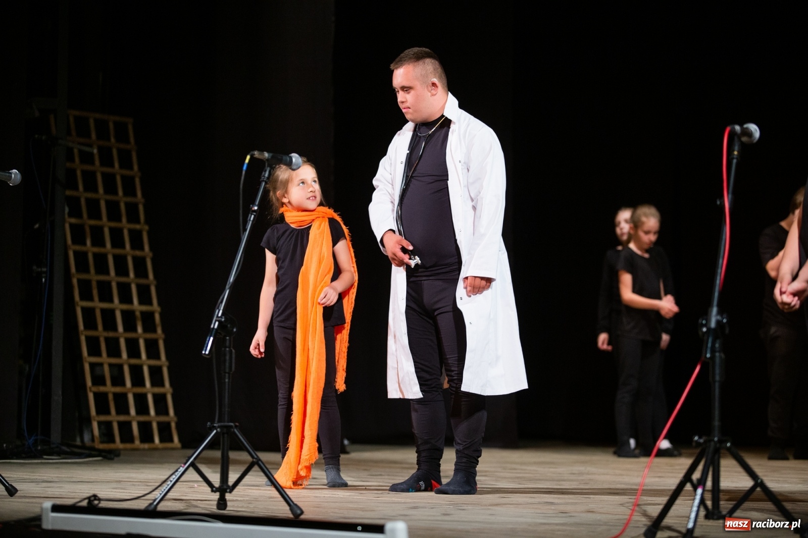 Zdjęcie w galerii na portalu naszraciborz.pl: Czwarta Ściana II na deskach sceny DK Strzecha wiadomości z regionu