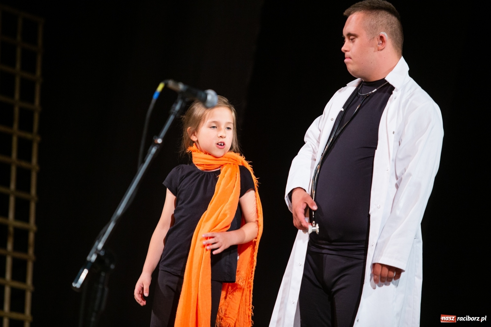 Zdjęcie w galerii na portalu naszraciborz.pl: Czwarta Ściana II na deskach sceny DK Strzecha wiadomości z regionu