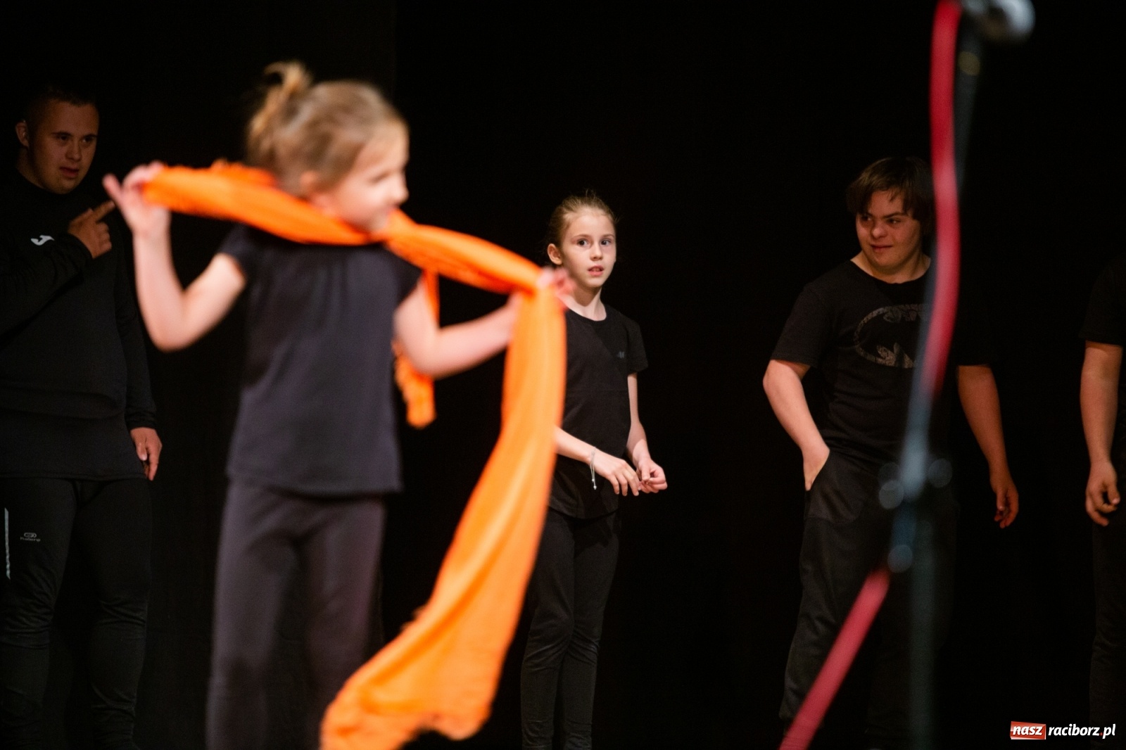 Zdjęcie w galerii na portalu naszraciborz.pl: Czwarta Ściana II na deskach sceny DK Strzecha wiadomości z regionu